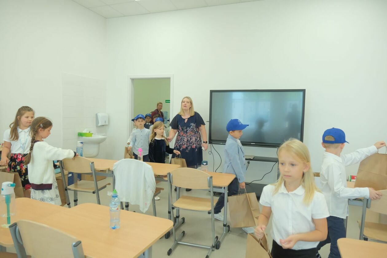 Rozpoczęcie roku szkolnego w nowej Publicznej Szkole Podstawowej Galileo w Lublinie (zdjęcie 19) - Autor: DW