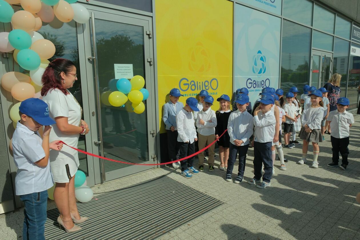  Rozpoczęcie roku szkolnego w nowej Publicznej Szkole Podstawowej Galileo w Lublinie (zdjęcie 2) - Autor: DW