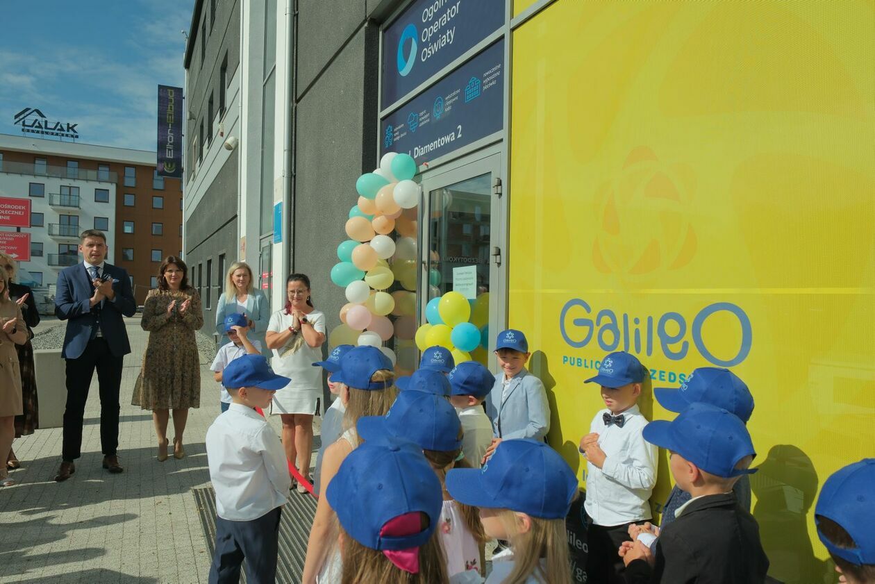 Rozpoczęcie roku szkolnego w nowej Publicznej Szkole Podstawowej Galileo w Lublinie (zdjęcie 3) - Autor: DW