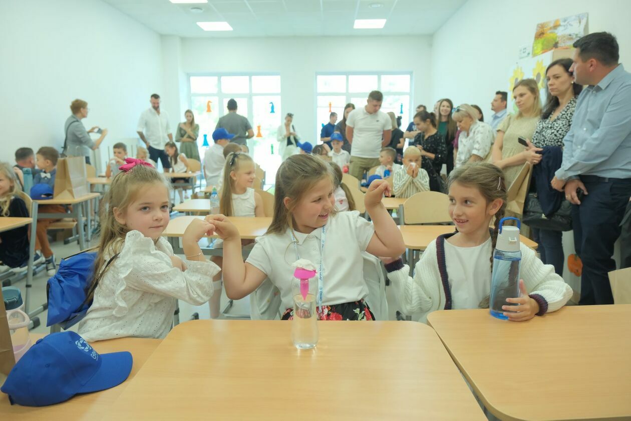  Rozpoczęcie roku szkolnego w nowej Publicznej Szkole Podstawowej Galileo w Lublinie (zdjęcie 1) - Autor: DW