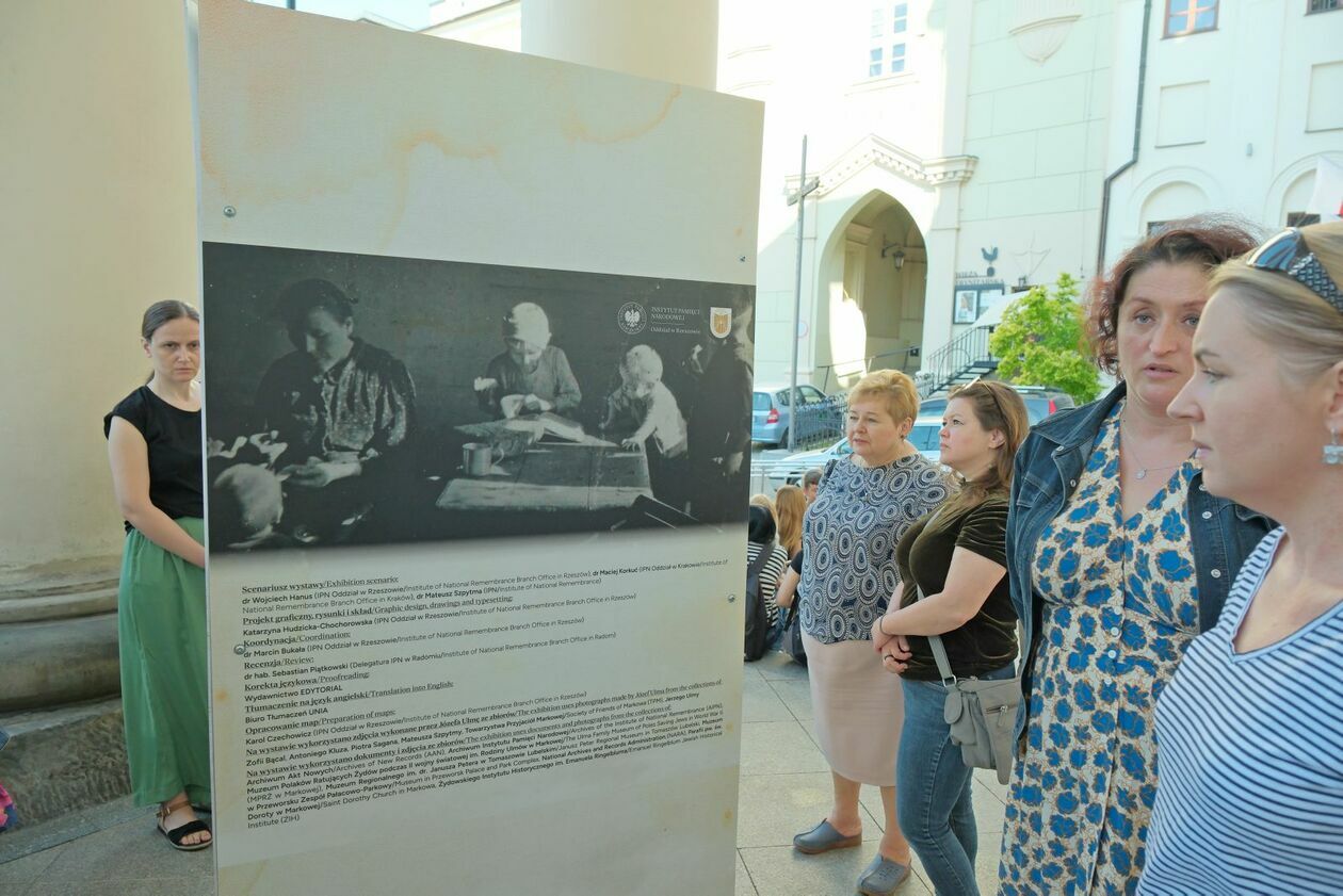  Wystawa IPN poświęcona pamięci rodziny Ulmów (zdjęcie 9) - Autor: DW