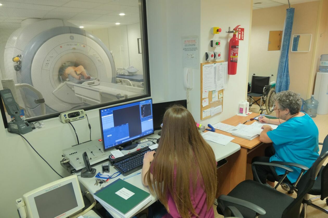 Rezonans magnetyczny zyskał sztuczną inteligencję w szpitalu wojskowym - Autor: DW