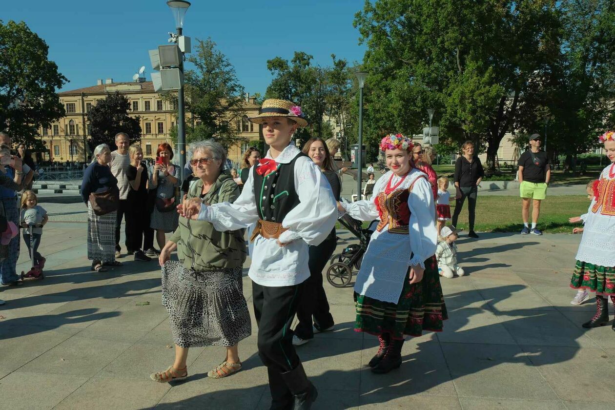  Tańce z Zespołem Pieśni i Tańca „Lublin” im. Wandy Kaniorowej (zdjęcie 23) - Autor: DW