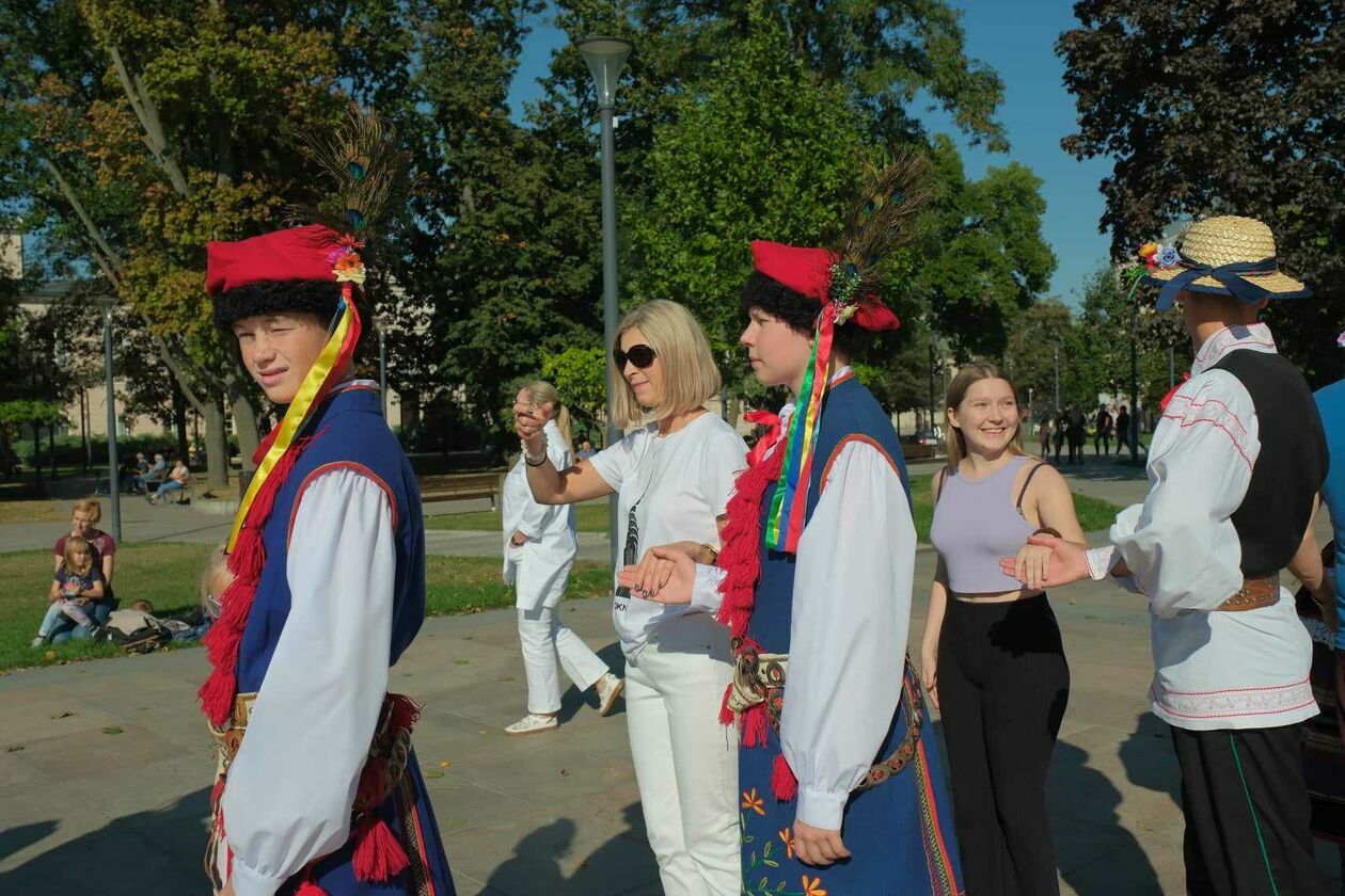  Tańce z Zespołem Pieśni i Tańca „Lublin” im. Wandy Kaniorowej (zdjęcie 8) - Autor: DW