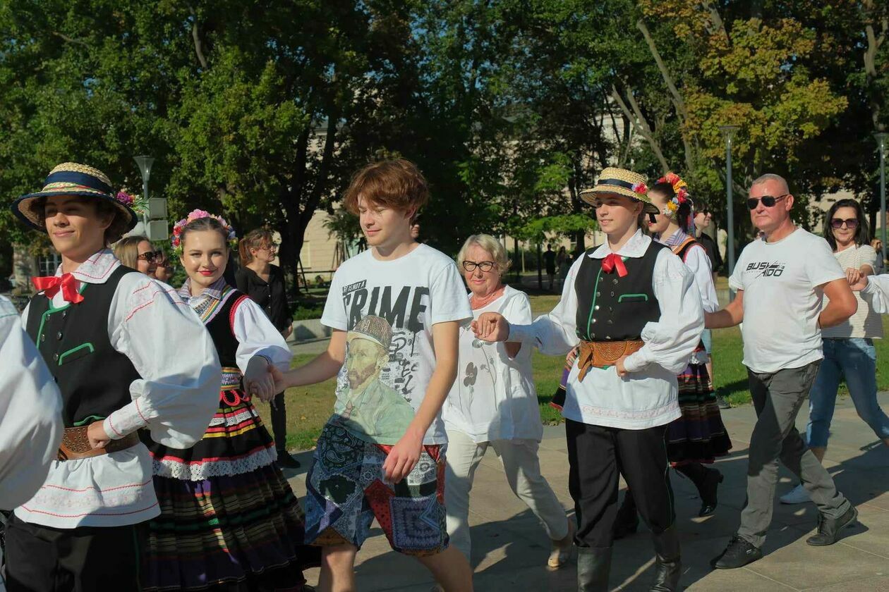 Tańce z Zespołem Pieśni i Tańca „Lublin” im. Wandy Kaniorowej (zdjęcie 10) - Autor: DW