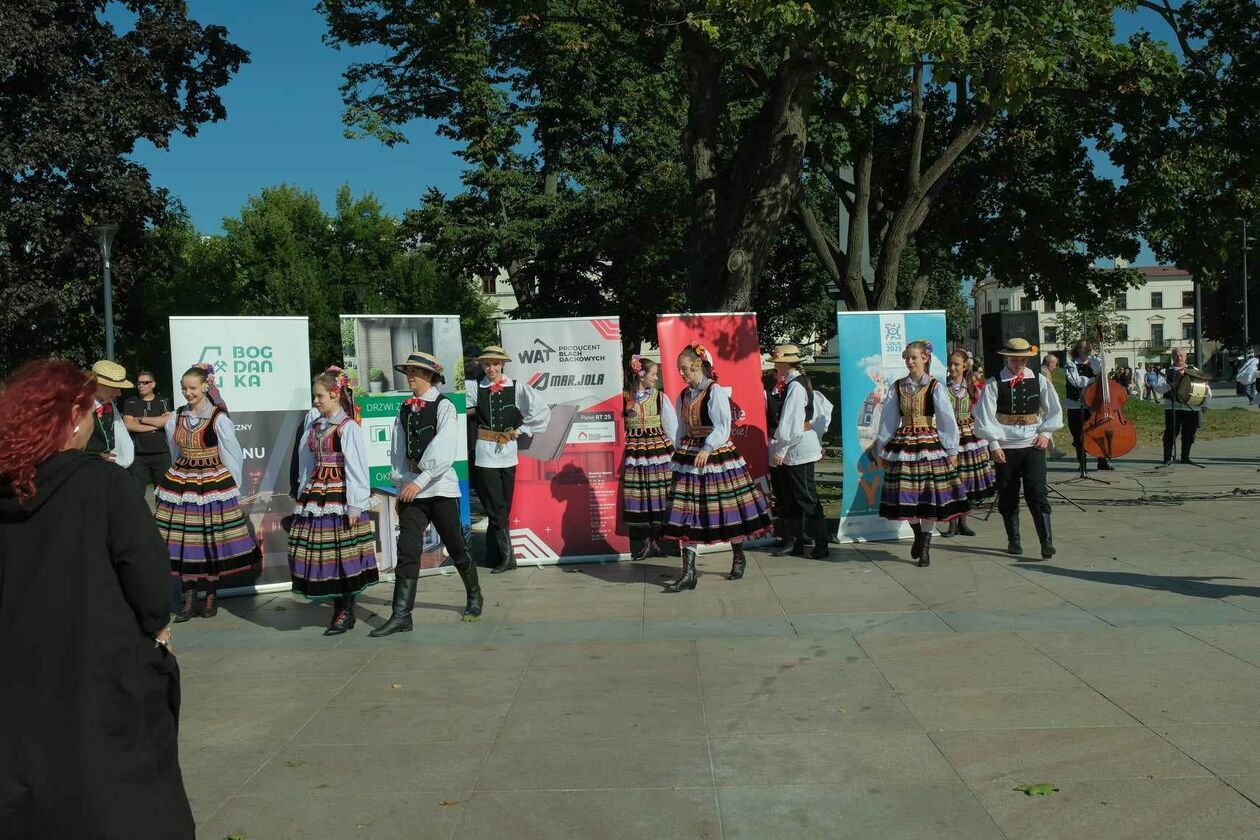  Tańce z Zespołem Pieśni i Tańca „Lublin” im. Wandy Kaniorowej (zdjęcie 21) - Autor: DW