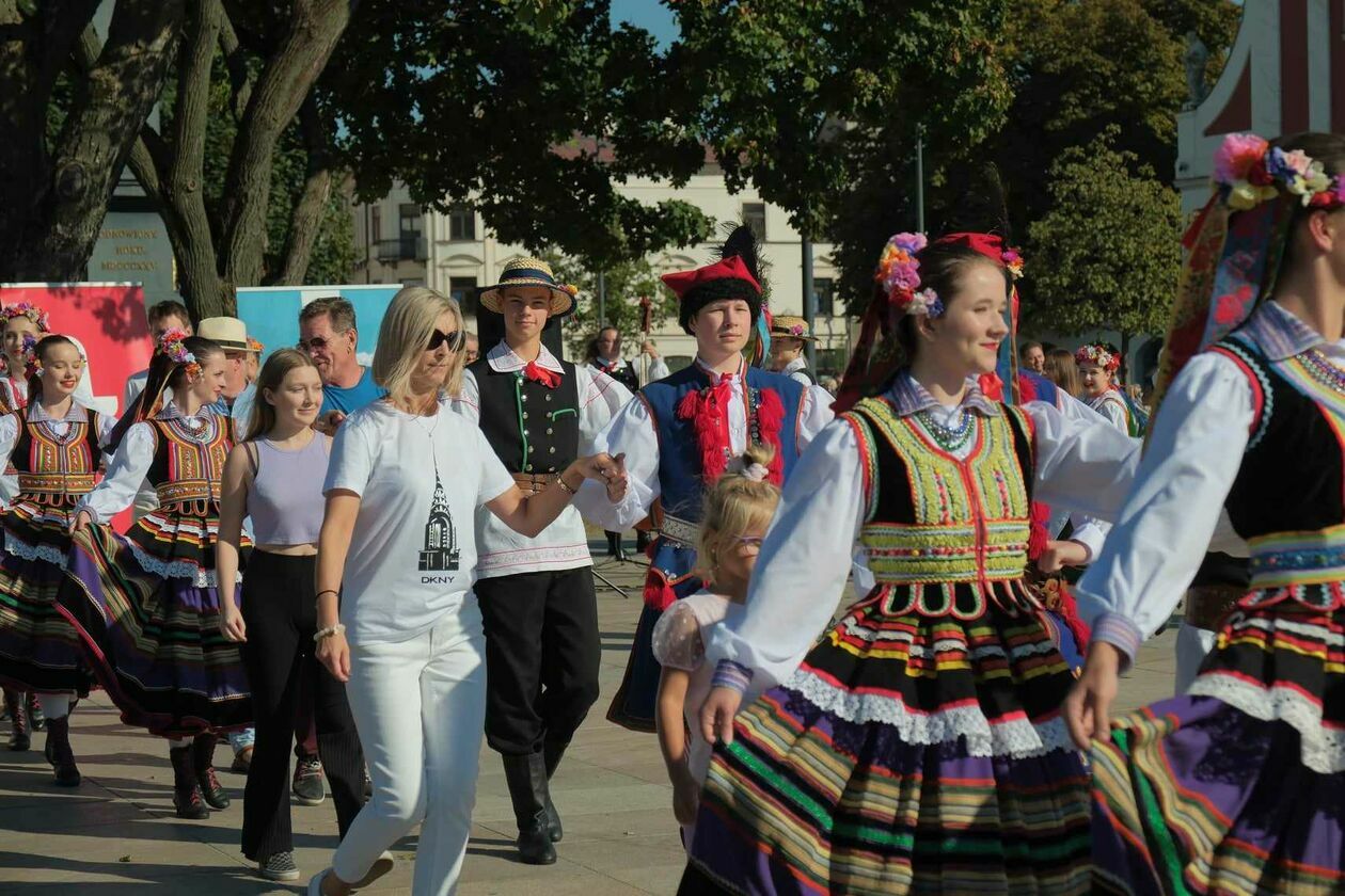  Tańce z Zespołem Pieśni i Tańca „Lublin” im. Wandy Kaniorowej (zdjęcie 18) - Autor: DW