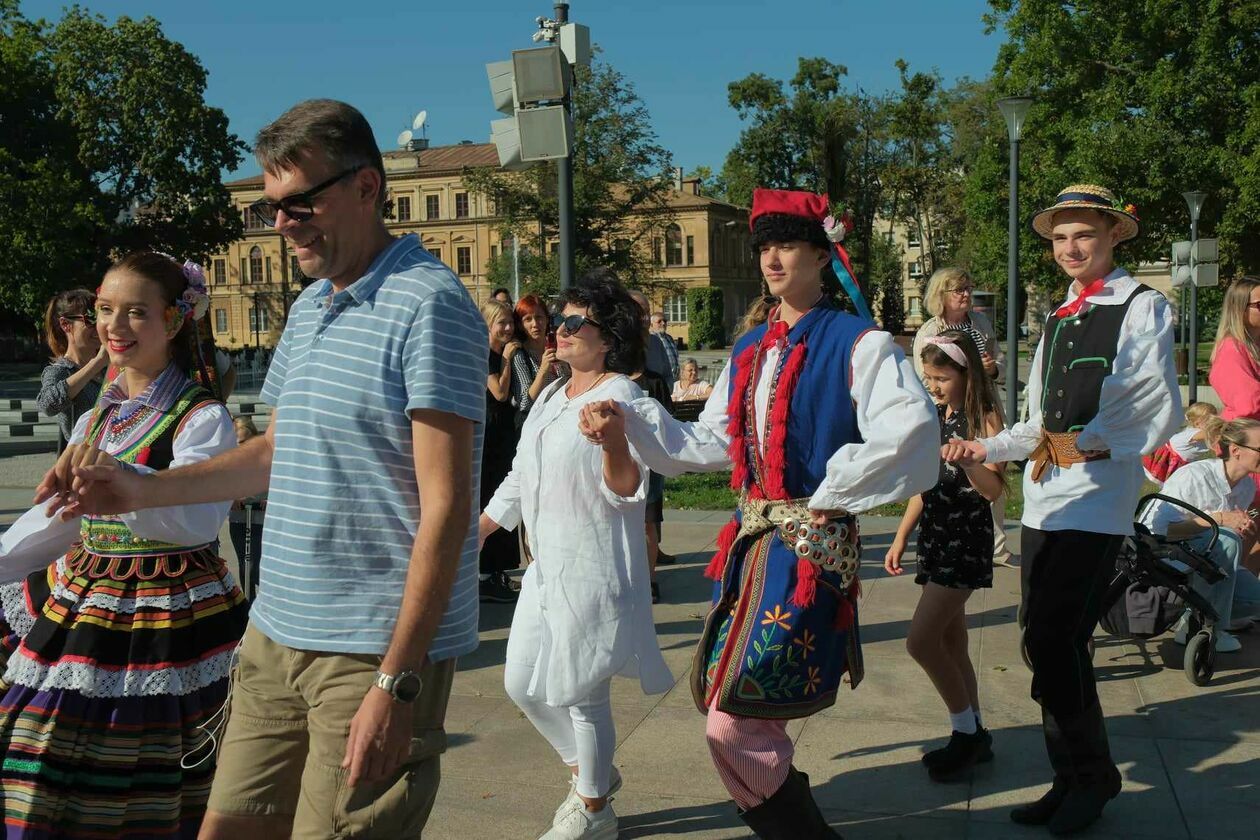  Tańce z Zespołem Pieśni i Tańca „Lublin” im. Wandy Kaniorowej (zdjęcie 26) - Autor: DW