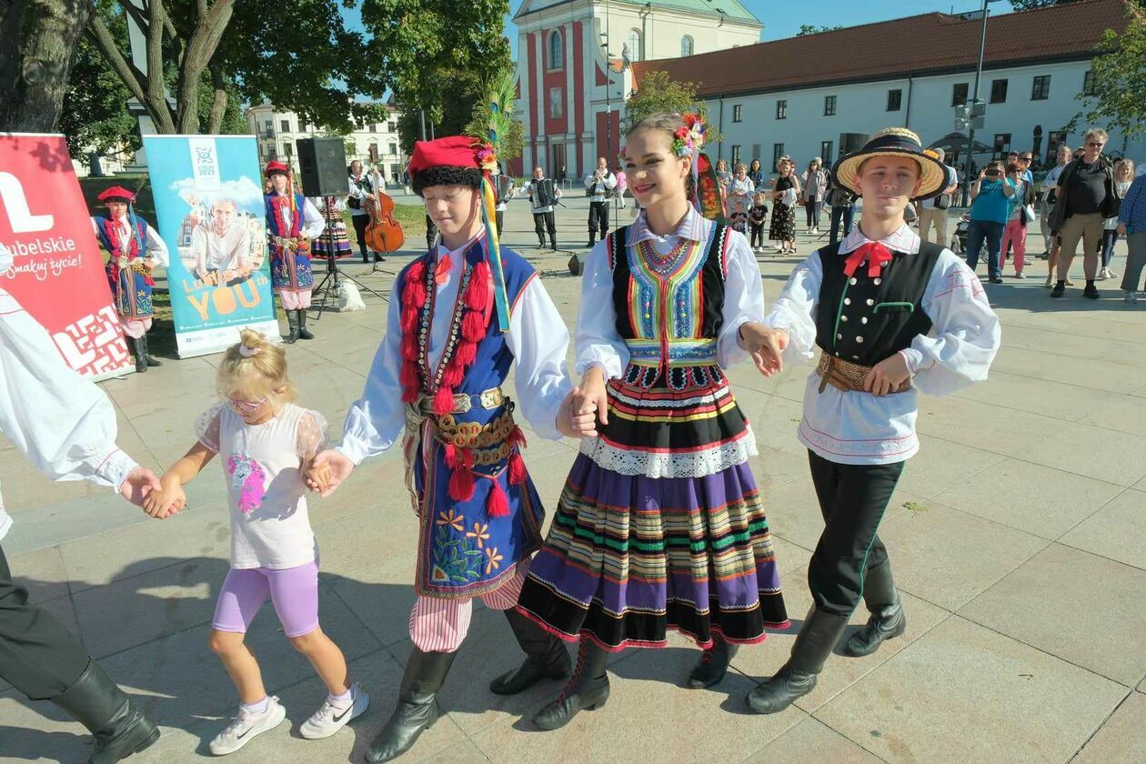  Tańce z Zespołem Pieśni i Tańca „Lublin” im. Wandy Kaniorowej (zdjęcie 17) - Autor: DW