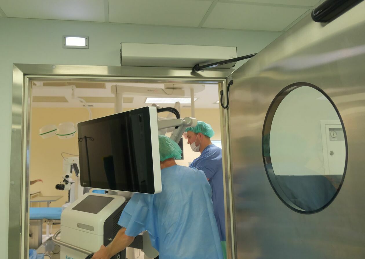  W klinice okulistyki podczas operacji oka testowany jest nowoczesny cyfrowy mikroskop 3D (zdjęcie 3) - Autor: DW