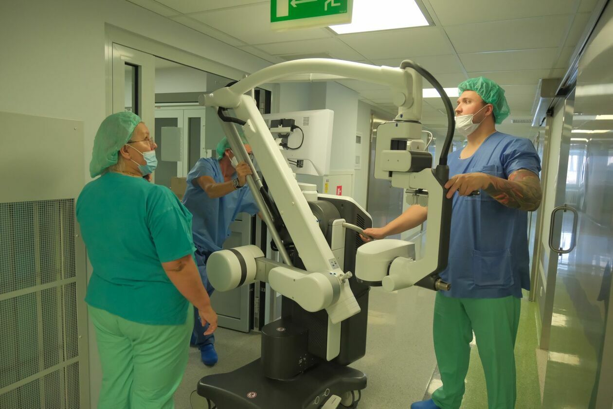  W klinice okulistyki podczas operacji oka testowany jest nowoczesny cyfrowy mikroskop 3D (zdjęcie 2) - Autor: DW