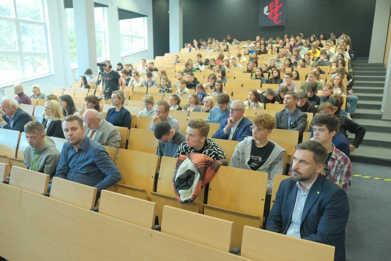  Debata kandydatów na senatorów w lubelskiej WSPA (zdjęcie 18) - Autor: DW