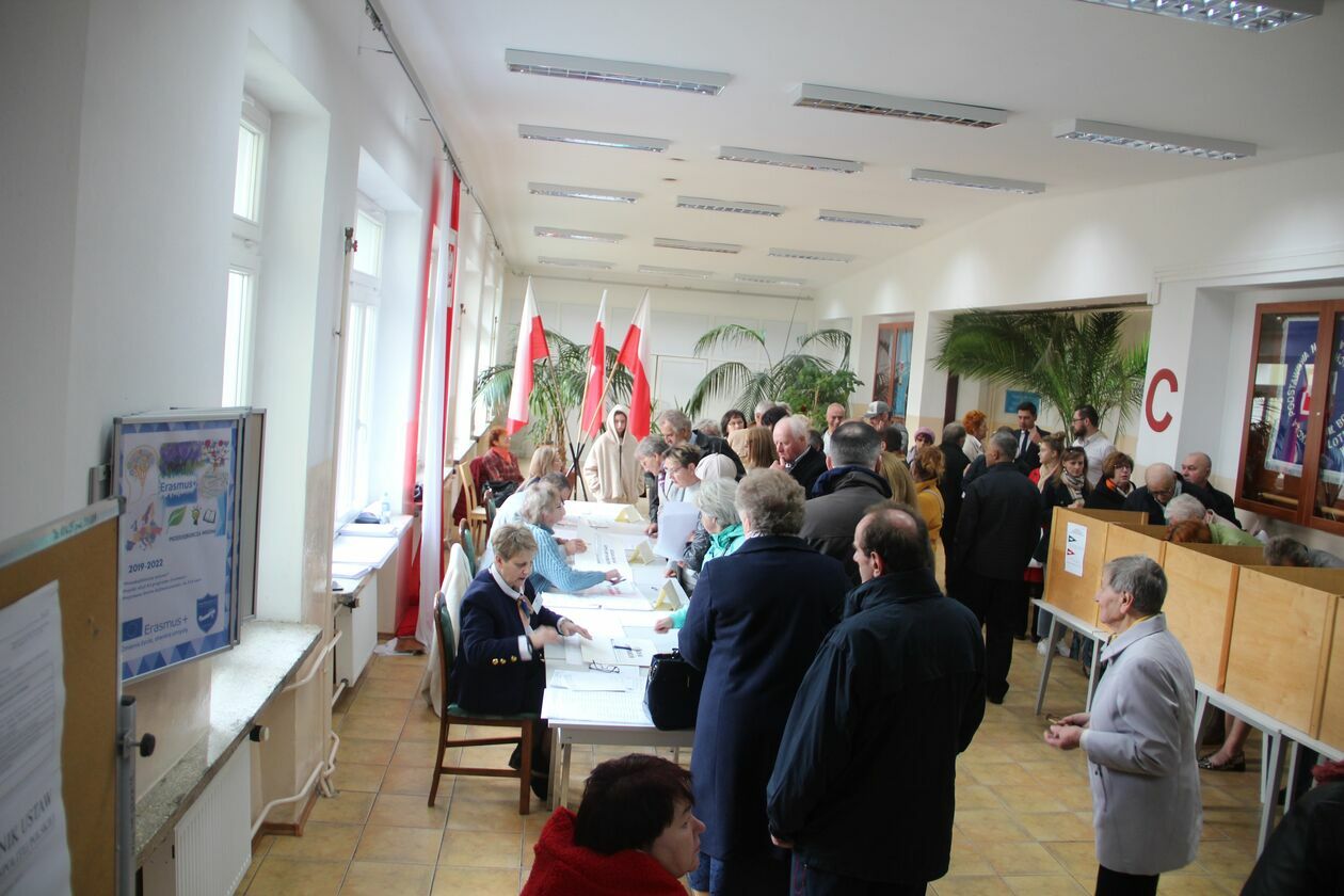  Wybory 2023 w Białej Podlaskiej. Mieszkańcy głosują  (zdjęcie 4) - Autor: Ewelina Burda