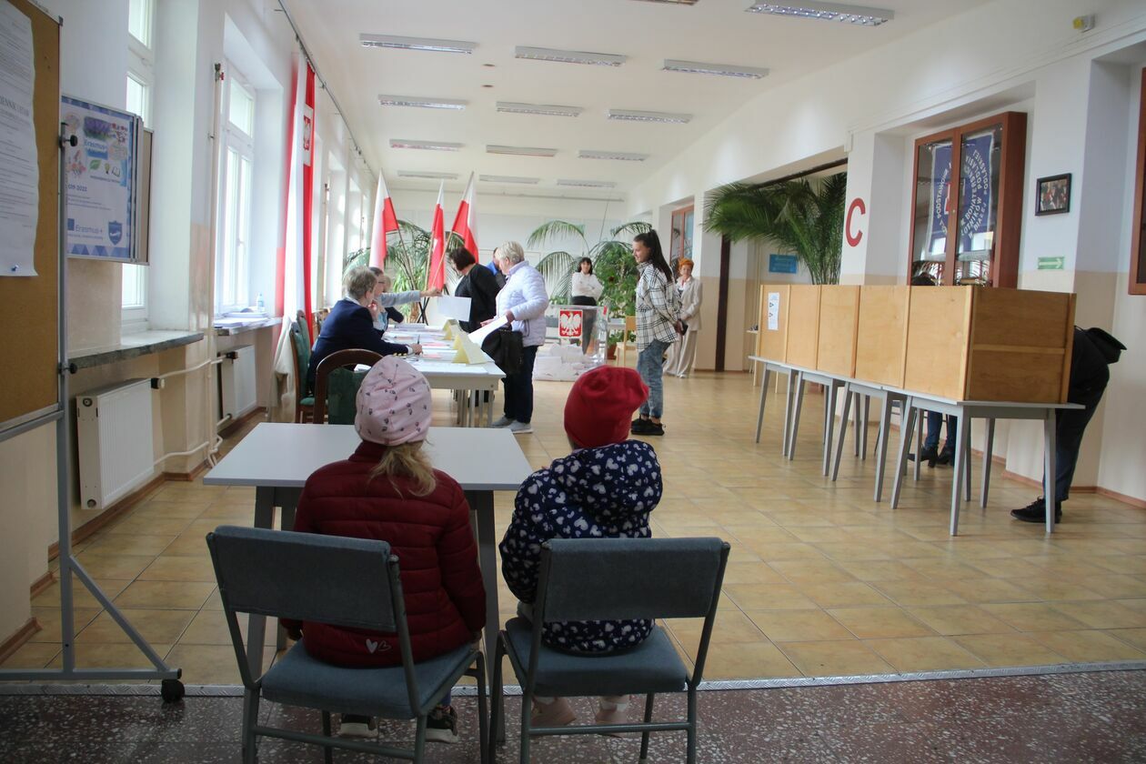  Wybory 2023 w Białej Podlaskiej. Mieszkańcy głosują  (zdjęcie 9) - Autor: Ewelina Burda