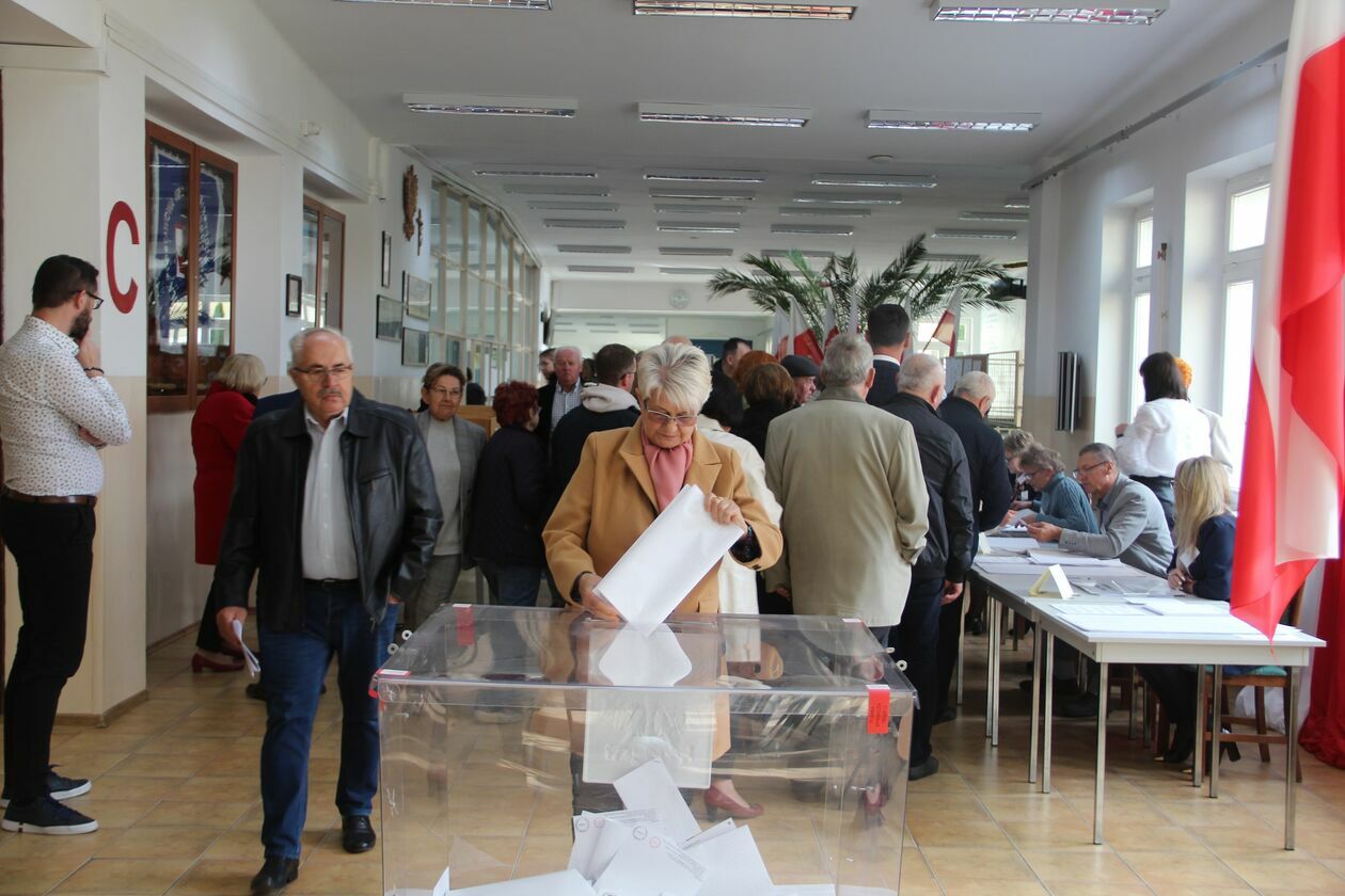  Wybory 2023 w Białej Podlaskiej. Mieszkańcy głosują  (zdjęcie 6) - Autor: Ewelina Burda