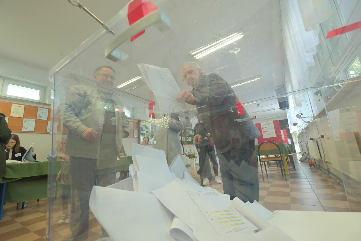 Wybory w Lublinie. Lokal wyborczy nr 126 przy Alei Spółdzielczości Pracy 65 (zdjęcie 4) - Autor: DW