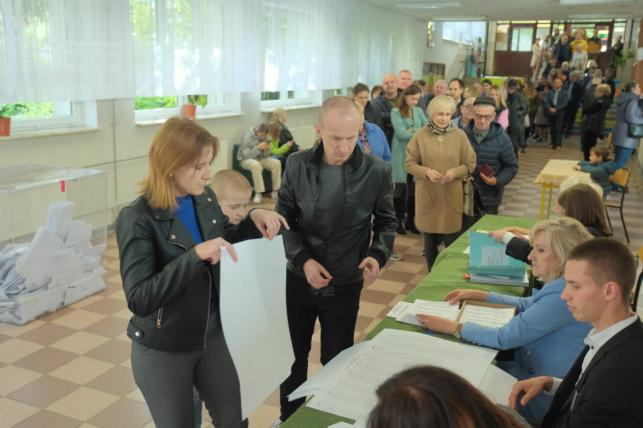  Wybory w Lublinie. Lokal wyborczy nr 126 przy Alei Spółdzielczości Pracy 65 (zdjęcie 22) - Autor: DW