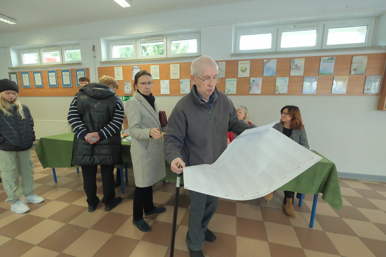  Wybory w Lublinie. Lokal wyborczy nr 126 przy Alei Spółdzielczości Pracy 65 (zdjęcie 9) - Autor: DW