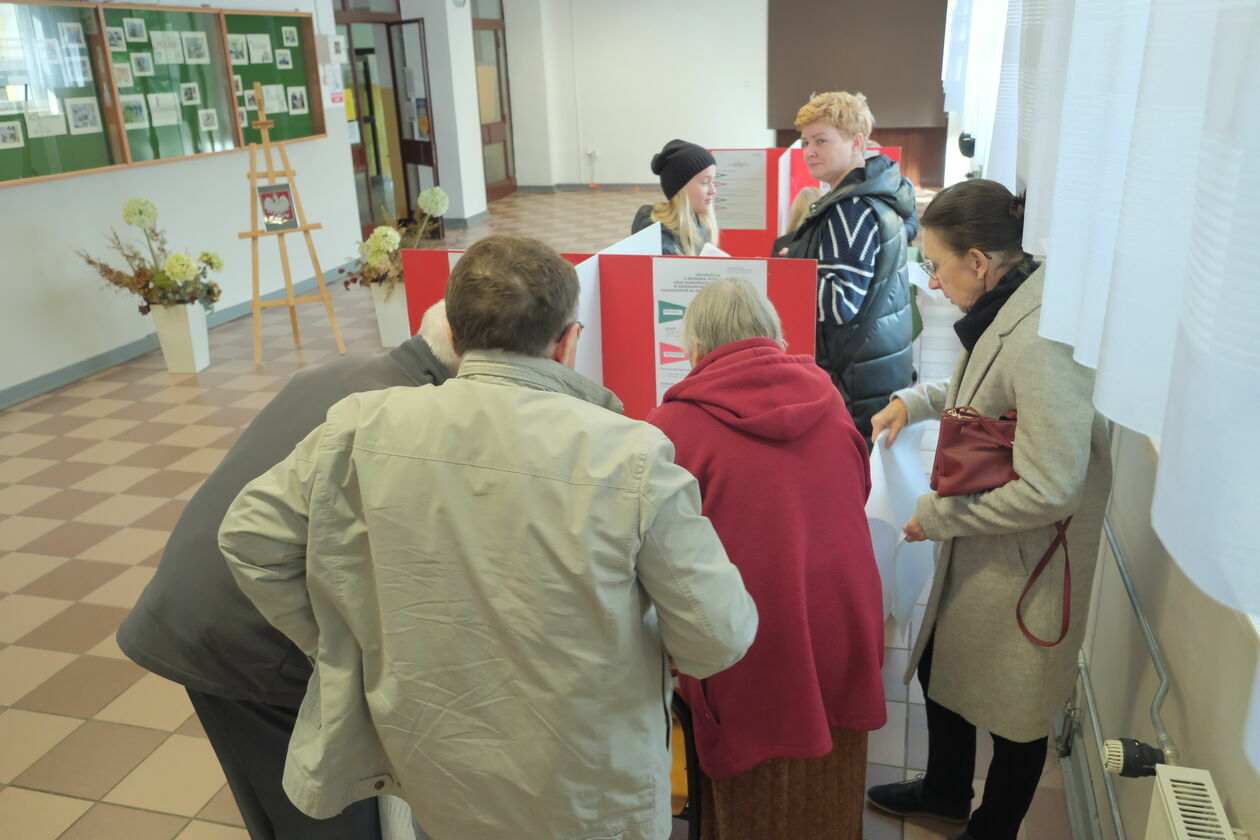  Wybory w Lublinie. Lokal wyborczy nr 126 przy Alei Spółdzielczości Pracy 65 (zdjęcie 7) - Autor: DW