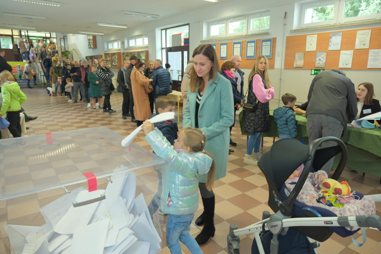  Wybory w Lublinie. Lokal wyborczy nr 126 przy Alei Spółdzielczości Pracy 65 (zdjęcie 18) - Autor: DW