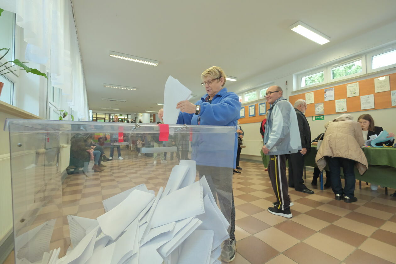  Wybory w Lublinie. Lokal wyborczy nr 126 przy Alei Spółdzielczości Pracy 65 (zdjęcie 16) - Autor: DW