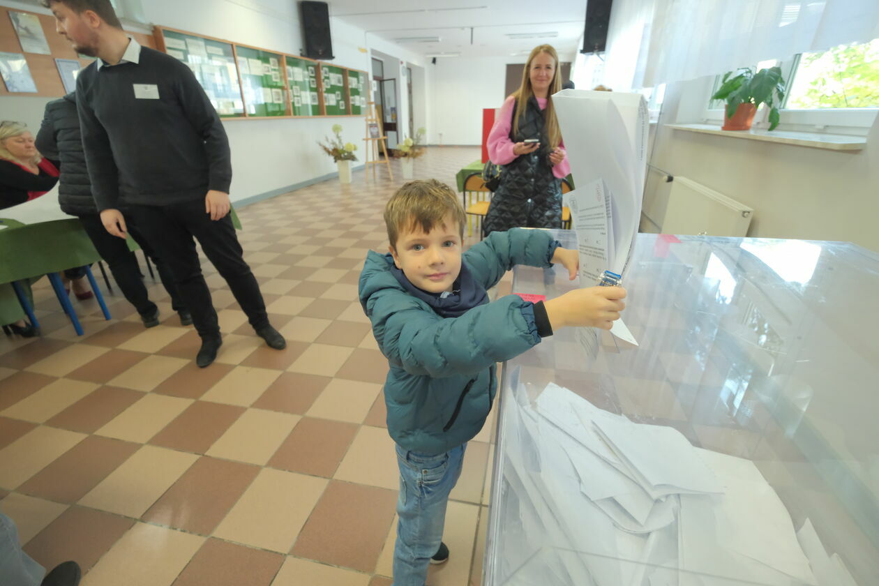  Wybory w Lublinie. Lokal wyborczy nr 126 przy Alei Spółdzielczości Pracy 65 (zdjęcie 13) - Autor: DW