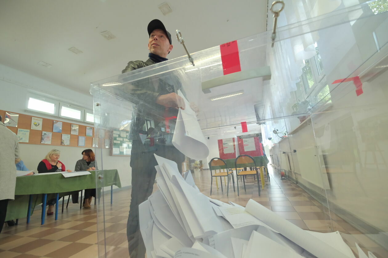  Wybory w Lublinie. Lokal wyborczy nr 126 przy Alei Spółdzielczości Pracy 65 (zdjęcie 10) - Autor: DW