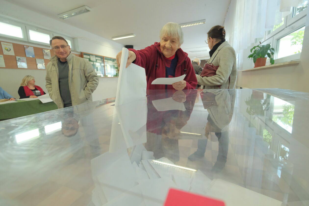  Wybory w Lublinie. Lokal wyborczy nr 126 przy Alei Spółdzielczości Pracy 65 (zdjęcie 5) - Autor: DW