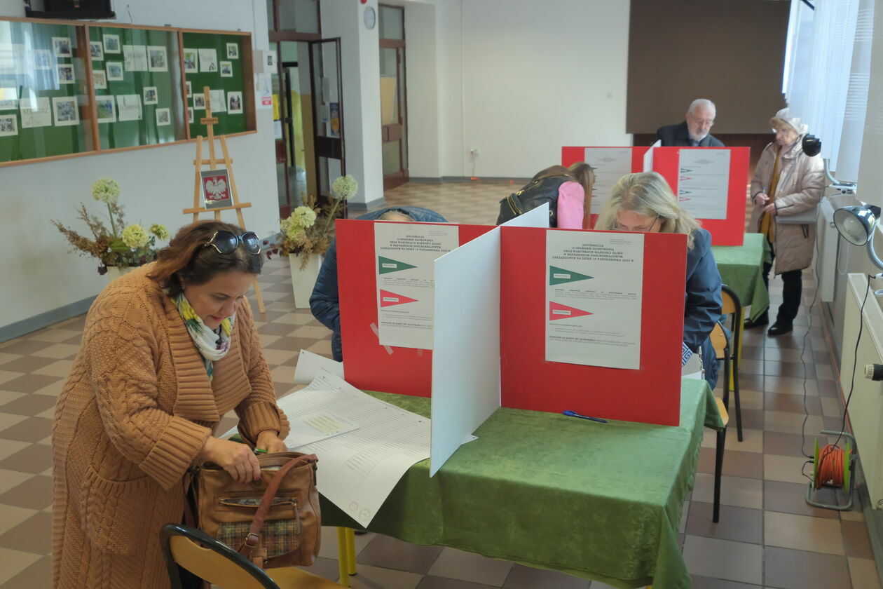  Wybory w Lublinie. Lokal wyborczy nr 126 przy Alei Spółdzielczości Pracy 65 (zdjęcie 14) - Autor: DW