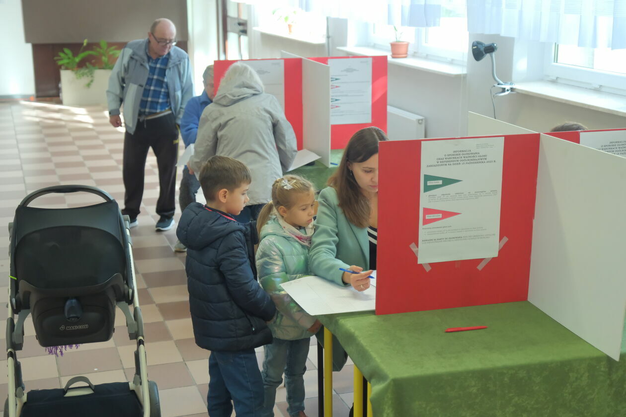 Wybory w Lublinie. Lokal wyborczy nr 126 przy Alei Spółdzielczości Pracy 65