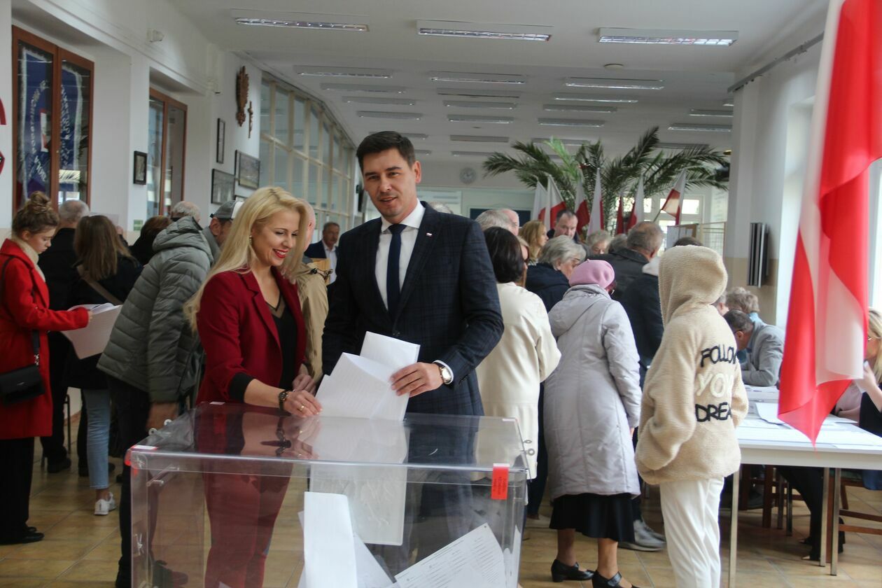  Biała Podlaska. Poseł Dariusz Stefaniuk i senator Grzegorz Bierecki głosują  (zdjęcie 2) - Autor: Ewelina Burda
