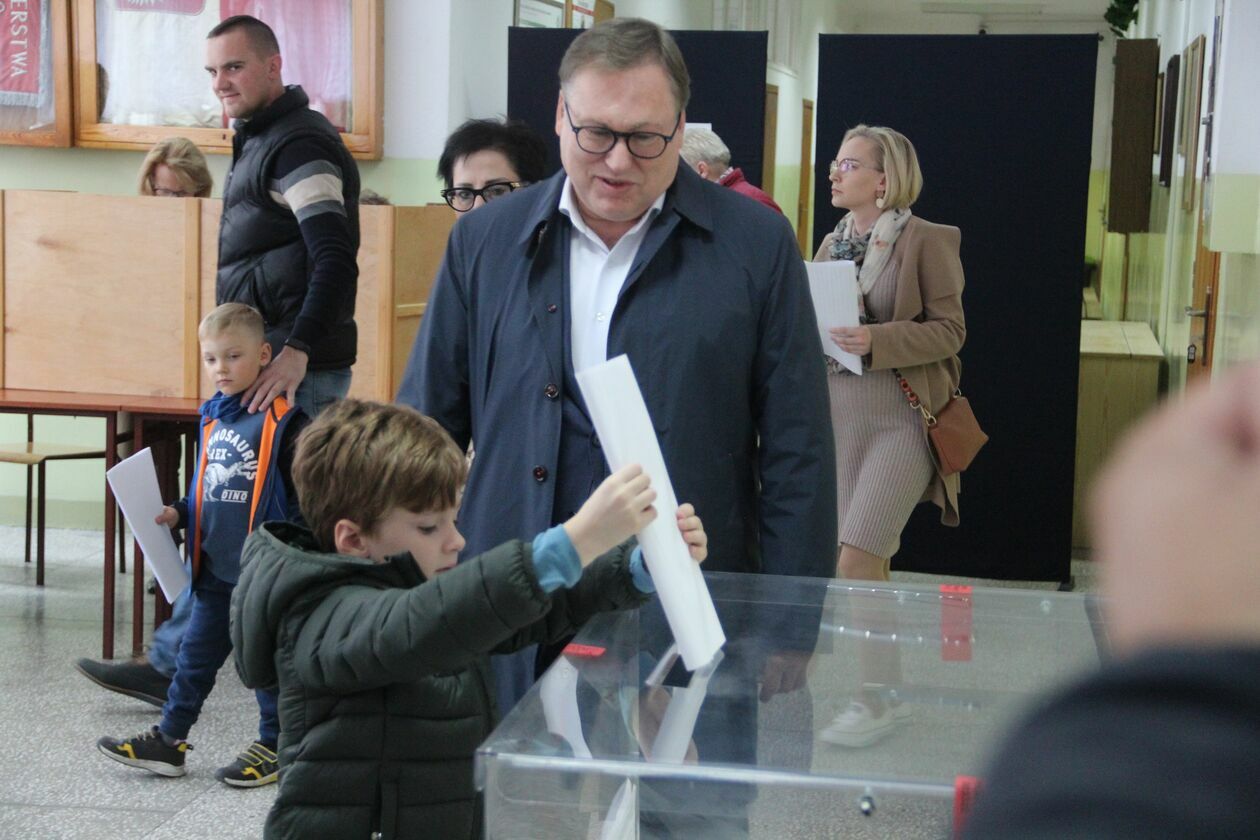 Biała Podlaska. Poseł Dariusz Stefaniuk i senator Grzegorz Bierecki głosują 
