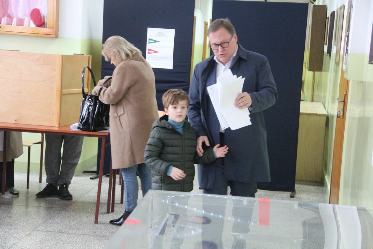 Biała Podlaska. Poseł Dariusz Stefaniuk i senator Grzegorz Bierecki głosują  - Autor: Ewelina Burda