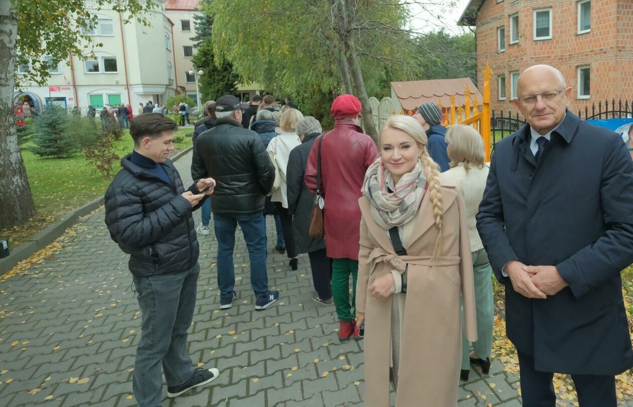  Prezydent Krzysztof Żuk i posłanka Marta Wcisło głosowali w komisji nr 100 przy ul. Zbożowej  (zdjęcie 3) - Autor: DW