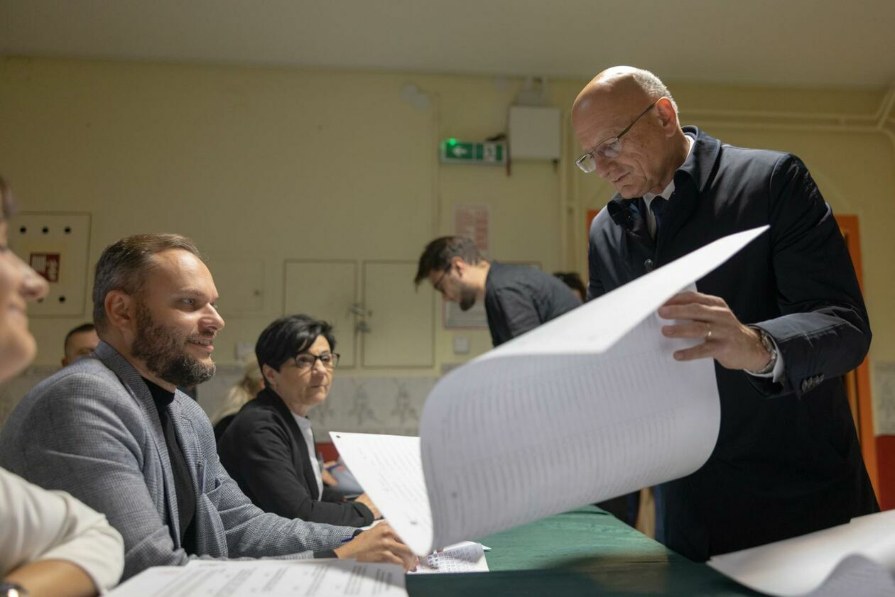  Prezydent Krzysztof Żuk i posłanka Marta Wcisło głosowali w komisji nr 100 przy ul. Zbożowej  (zdjęcie 15) - Autor: DW