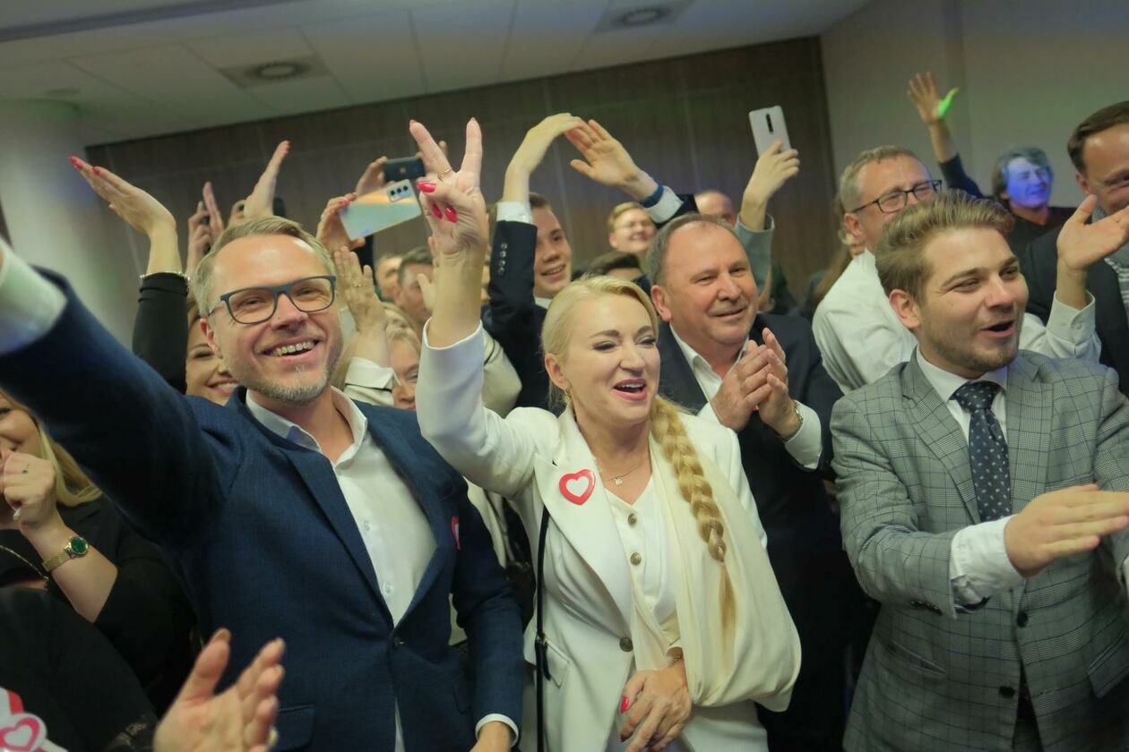  Wybory 2023. Wieczór wyborczy Koalicji Obywatelskiej i Trzeciej Drogi w Lublinie (zdjęcie 15) - Autor: DW