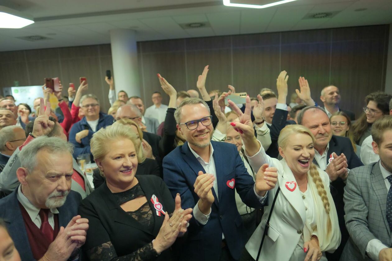  Wybory 2023. Wieczór wyborczy Koalicji Obywatelskiej i Trzeciej Drogi w Lublinie (zdjęcie 17) - Autor: DW