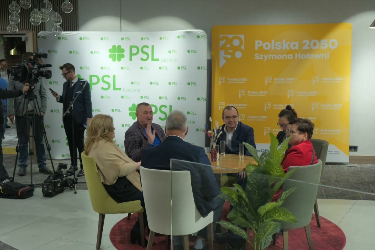  Wybory 2023. Wieczór wyborczy Koalicji Obywatelskiej i Trzeciej Drogi w Lublinie (zdjęcie 7) - Autor: DW