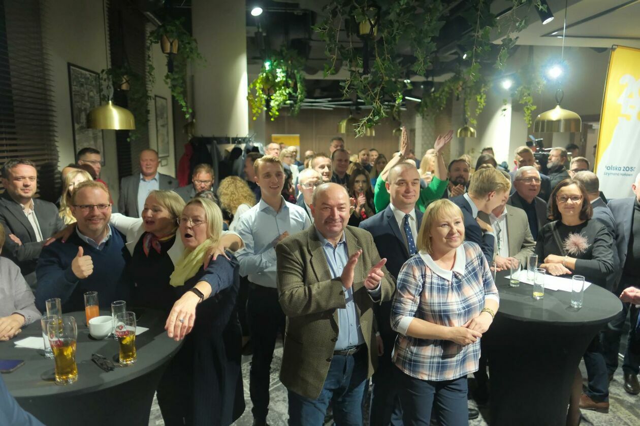  Wybory 2023. Wieczór wyborczy Koalicji Obywatelskiej i Trzeciej Drogi w Lublinie (zdjęcie 22) - Autor: DW