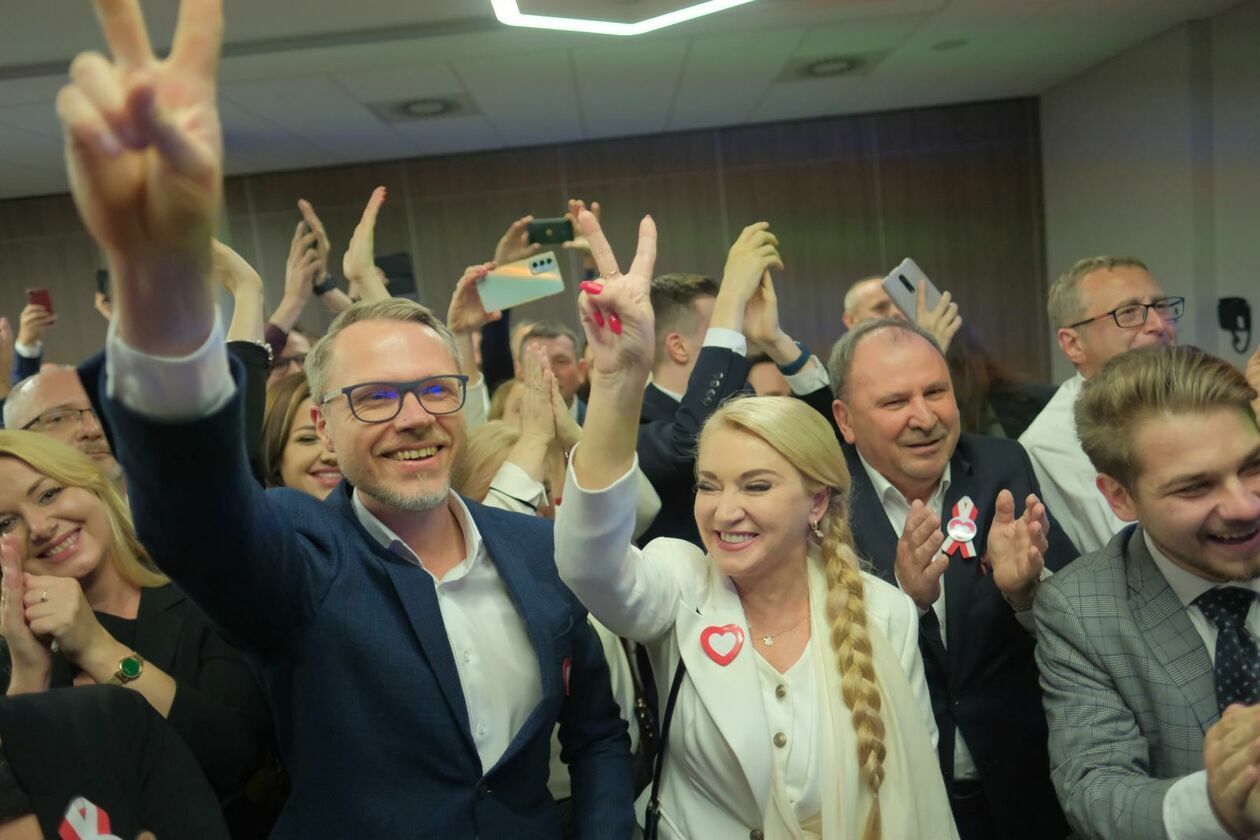  Wybory 2023. Wieczór wyborczy Koalicji Obywatelskiej i Trzeciej Drogi w Lublinie (zdjęcie 16) - Autor: DW