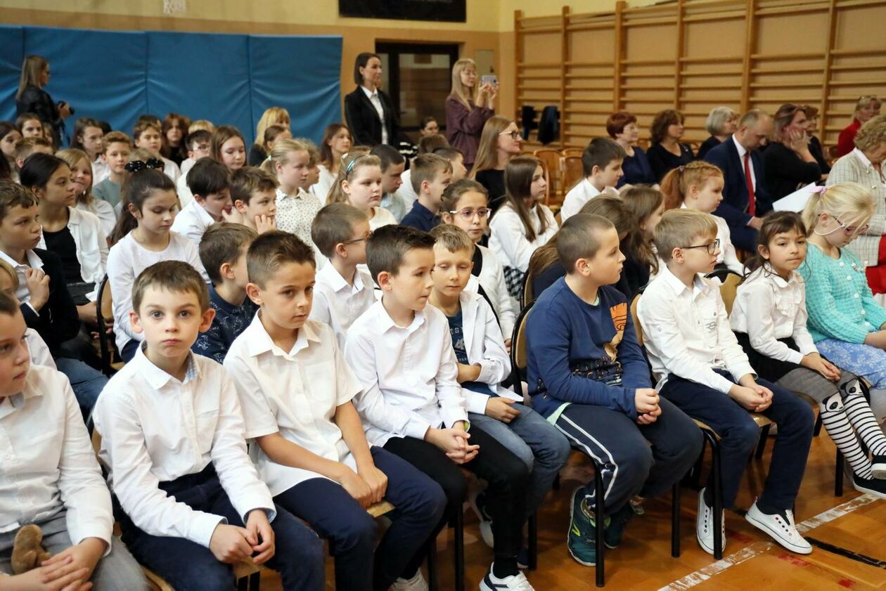  Uczniowie zaśpiewali dla szkoły: Dzień Edukacji Narodowej w SP nr 3 (zdjęcie 9) - Autor: DW