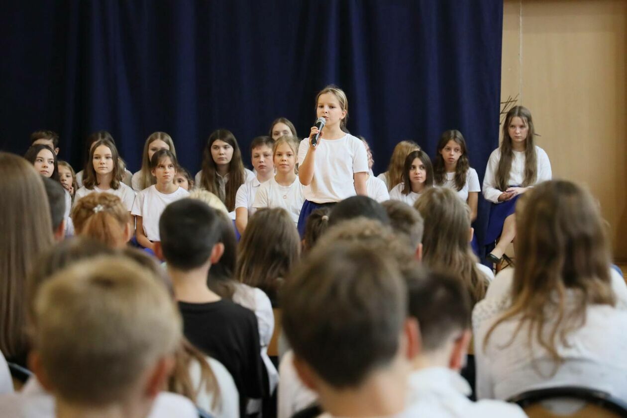 Uczniowie zaśpiewali dla szkoły: Dzień Edukacji Narodowej w SP nr 3 (zdjęcie 3) - Autor: DW