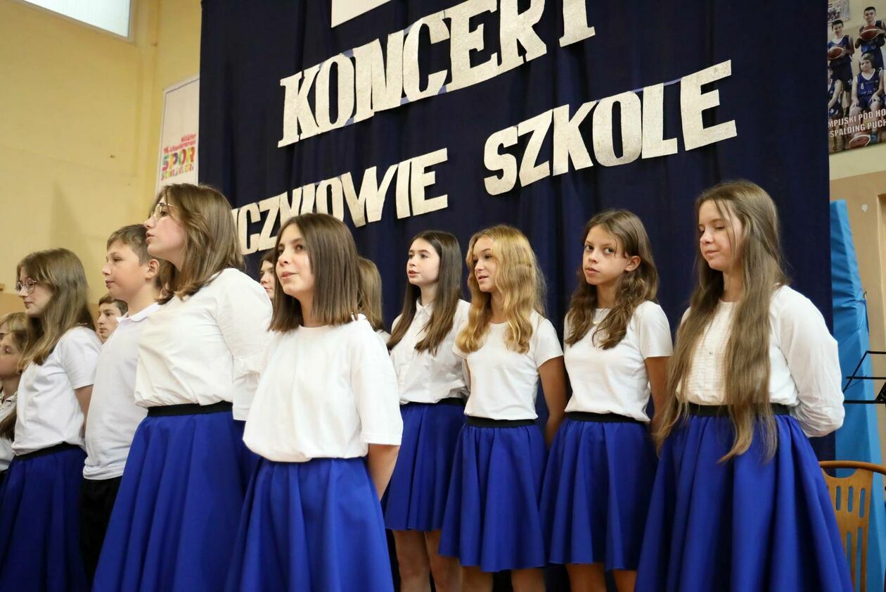  Uczniowie zaśpiewali dla szkoły: Dzień Edukacji Narodowej w SP nr 3 (zdjęcie 6) - Autor: DW