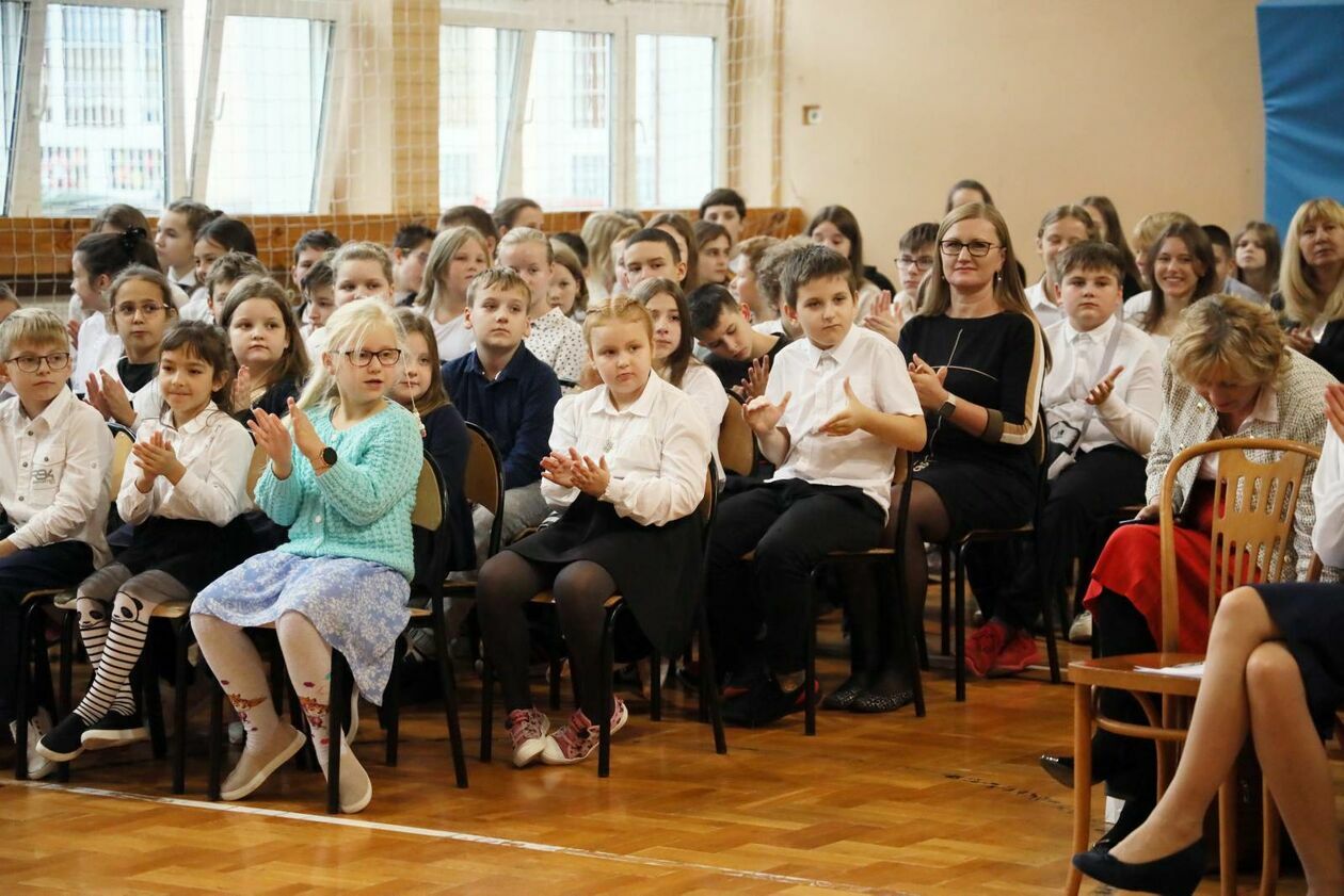 Uczniowie zaśpiewali dla szkoły: Dzień Edukacji Narodowej w SP nr 3 - Autor: DW