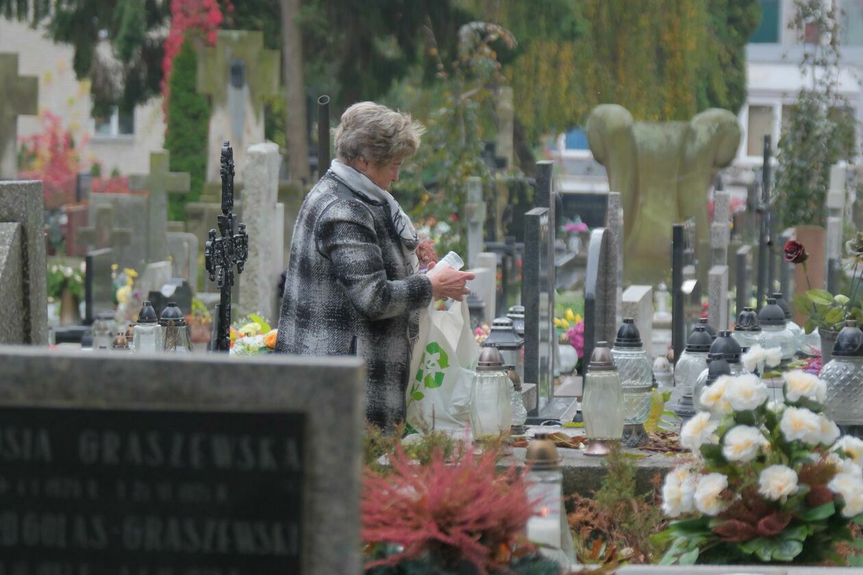 Lubelski cmentarz przy ul. Lipowej. Sprzątamy groby na Wszystkich Świętych (zdjęcie 12) - Autor: DW