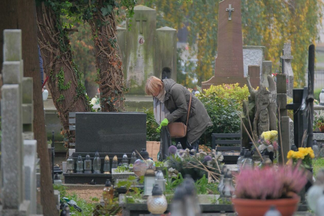  Lubelski cmentarz przy ul. Lipowej. Sprzątamy groby na Wszystkich Świętych (zdjęcie 10) - Autor: DW