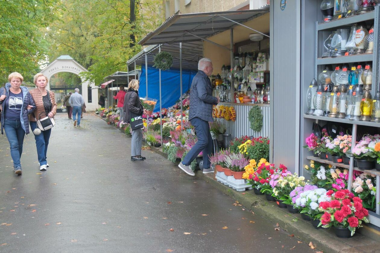 Lubelski cmentarz przy ul. Lipowej. Sprzątamy groby na Wszystkich Świętych