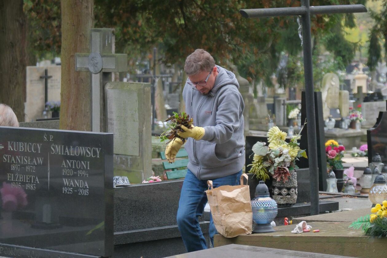  Lubelski cmentarz przy ul. Lipowej. Sprzątamy groby na Wszystkich Świętych (zdjęcie 13) - Autor: DW