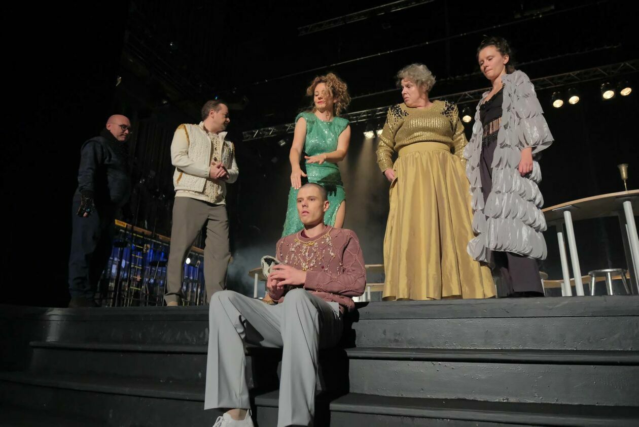  Hamlet na sprzedaż: premiera w Teatrze im. Juliusza Osterwy w lublinie (zdjęcie 12) - Autor: DW