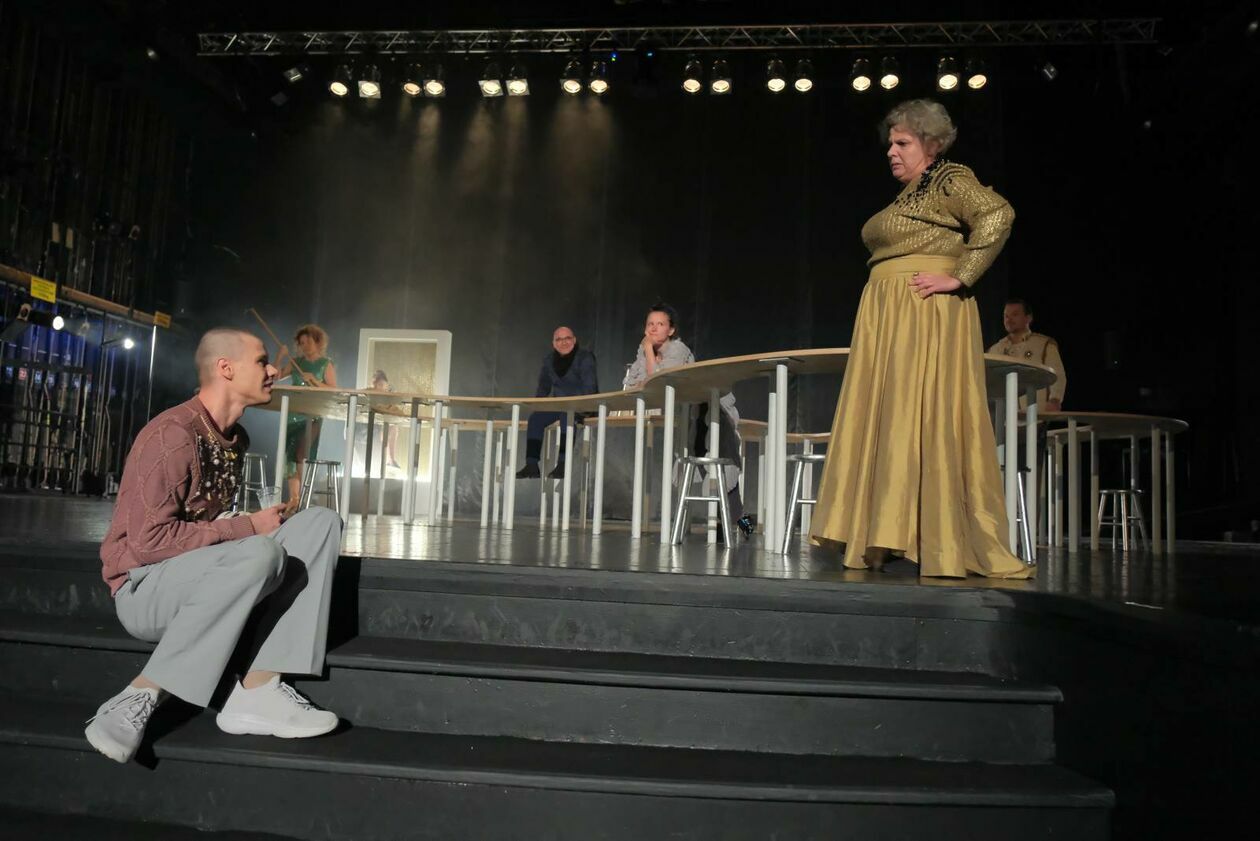  Hamlet na sprzedaż: premiera w Teatrze im. Juliusza Osterwy w lublinie (zdjęcie 14) - Autor: DW